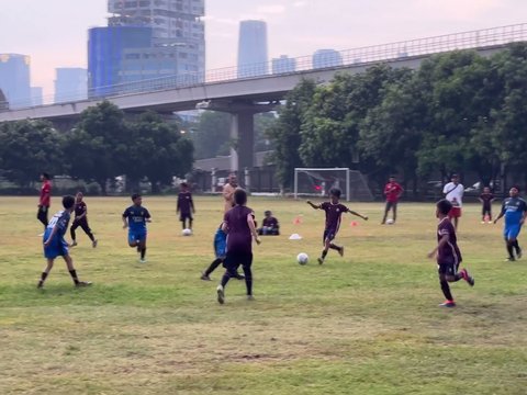 Tomboi Abis, Potret Keren Kala Madali Anak Zaskia Adya Mecca saat Tanding Bola Bersama Laki-laki di Lapangan