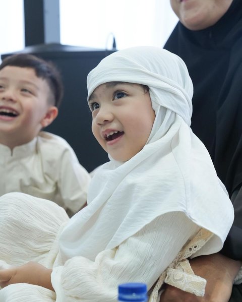 Cantik Menggemaskan Bak Boneka, Potret Amala Anak Irish Bella Berhijab di Pengajian, Penuh Kehangatan Bareng Ayah Sambung