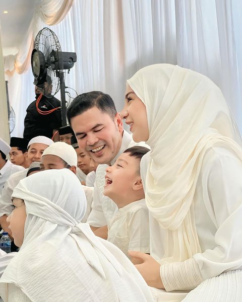 Cantik Menggemaskan Bak Boneka, Potret Amala Anak Irish Bella Berhijab di Pengajian, Penuh Kehangatan Bareng Ayah Sambung