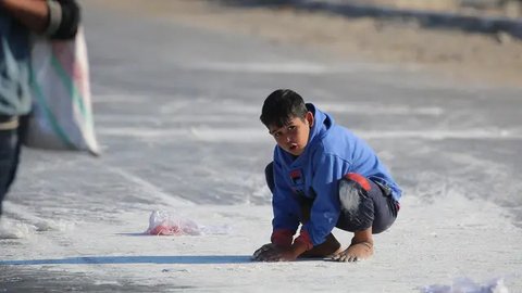 FOTO: Potret Memilukan Anak-Anak Palestina Pungut Tepung Berceceran di Tanah Demi Bisa Makan