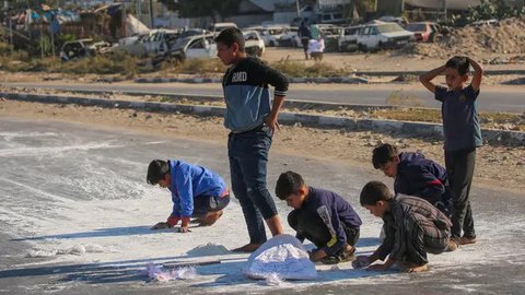 FOTO: Potret Memilukan Anak-Anak Palestina Pungut Tepung Berceceran di Tanah Demi Bisa Makan