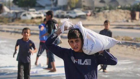 FOTO: Potret Memilukan Anak-Anak Palestina Pungut Tepung Berceceran di Tanah Demi Bisa Makan