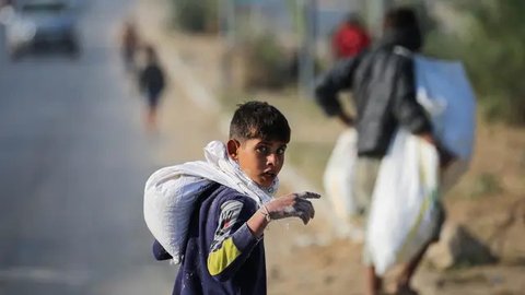 FOTO: Potret Memilukan Anak-Anak Palestina Pungut Tepung Berceceran di Tanah Demi Bisa Makan