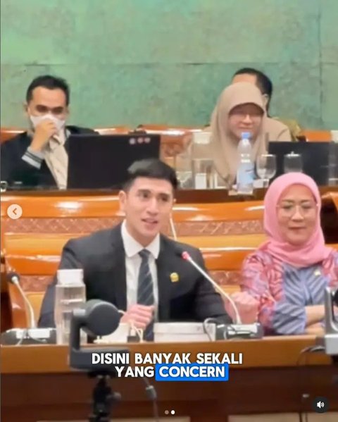 Tak Cuma Tampan dan Gagah, 6 Potret Verrell Bramasta Hadir Rapat Komisi X DPR dengan Public Speaking Memukau