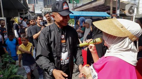 FOTO: Gaya Dharma Pongrekun Blusukan ke Pasar Minggu, Perkenalkan Getuk Tular Adab untuk Atasi Masalah Ekonimi Warga