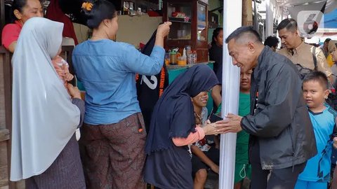 FOTO: Gaya Dharma Pongrekun Blusukan ke Pasar Minggu, Perkenalkan Getuk Tular Adab untuk Atasi Masalah Ekonimi Warga