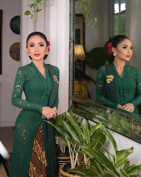 Potret Yuni Shara Cantik & Anggun Berkebaya Hadiri Ultah Guntur Soekarno Ke-80, Rambut Dihiasi Bunga Mawar