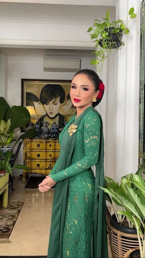 Potret Yuni Shara Cantik & Anggun Berkebaya Hadiri Ultah Guntur Soekarno Ke-80, Rambut Dihiasi Bunga Mawar