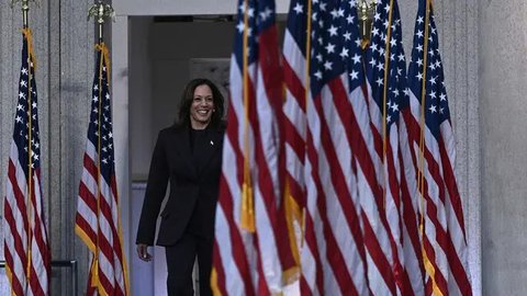 FOTO: Momen Kamala Harris Tampil Perdana usai Pilpres AS, Tersenyum Akui Kemenangan Donald Trump