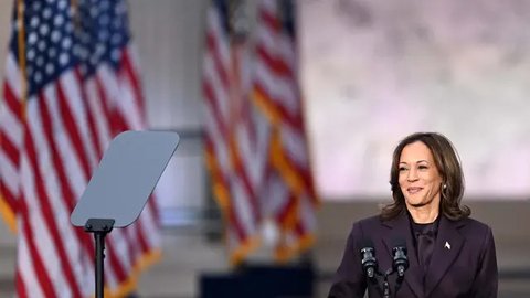 FOTO: Momen Kamala Harris Tampil Perdana usai Pilpres AS, Tersenyum Akui Kemenangan Donald Trump