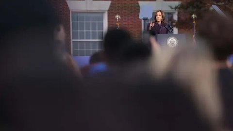 FOTO: Momen Kamala Harris Tampil Perdana usai Pilpres AS, Tersenyum Akui Kemenangan Donald Trump