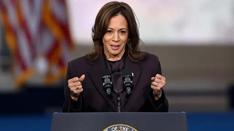 FOTO: Momen Kamala Harris Tampil Perdana usai Pilpres AS, Tersenyum Akui Kemenangan Donald Trump