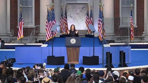 FOTO: Momen Kamala Harris Tampil Perdana usai Pilpres AS, Tersenyum Akui Kemenangan Donald Trump