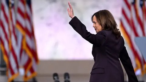 FOTO: Momen Kamala Harris Tampil Perdana usai Pilpres AS, Tersenyum Akui Kemenangan Donald Trump