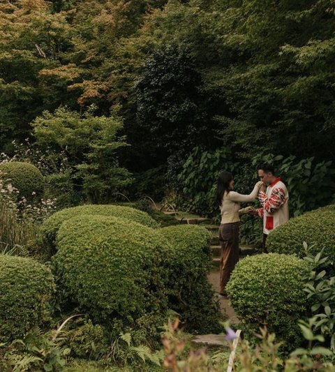 Romantisnya Momen Ihsan Fadhlur Lamar Elma Agustin di Taman Shisedo Jepang saat Matahari Terbenam, Mirip Agenda Film