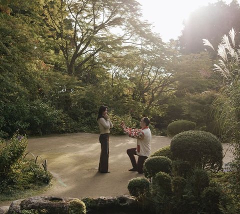 Romantisnya Momen Ihsan Fadhlur Lamar Elma Agustin di Taman Shisedo Jepang saat Matahari Terbenam, Mirip Agenda Film