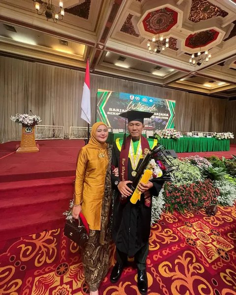 Cantik Berkebaya Kuning, 6 Potret Juliana Moechtar Jadi Pendamping Wisuda S2 Sang Suami di Sekolah Tinggi Hukum Militer