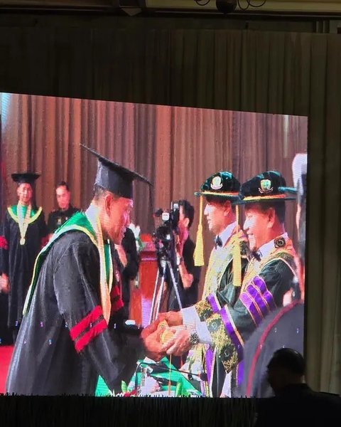 Cantik Berkebaya Kuning, 6 Potret Juliana Moechtar Jadi Pendamping Wisuda S2 Sang Suami di Sekolah Tinggi Hukum Militer