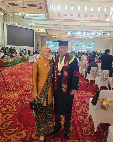 Cantik Berkebaya Kuning, 6 Potret Juliana Moechtar Jadi Pendamping Wisuda S2 Sang Suami di Sekolah Tinggi Hukum Militer