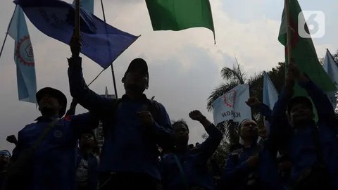 FOTO: Massa Buruh Geruduk Kantor Kemnaker, Tolak Penetapan Upah dengan PP 51 Tahun 2023