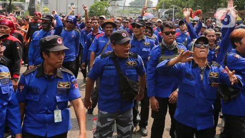 FOTO: Massa Buruh Geruduk Kantor Kemnaker, Tolak Penetapan Upah dengan PP 51 Tahun 2023