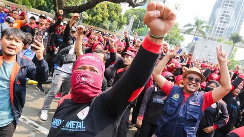 FOTO: Massa Buruh Geruduk Kantor Kemnaker, Tolak Penetapan Upah dengan PP 51 Tahun 2023