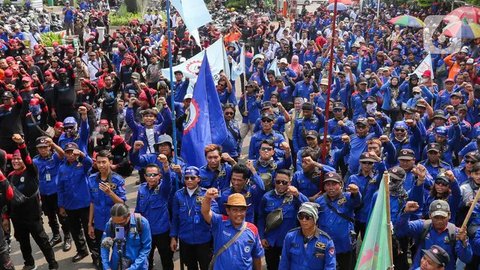 FOTO: Massa Buruh Geruduk Kantor Kemnaker, Tolak Penetapan Upah dengan PP 51 Tahun 2023