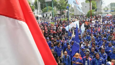 FOTO: Massa Buruh Geruduk Kantor Kemnaker, Tolak Penetapan Upah dengan PP 51 Tahun 2023