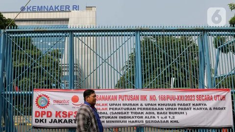 FOTO: Massa Buruh Geruduk Kantor Kemnaker, Tolak Penetapan Upah dengan PP 51 Tahun 2023