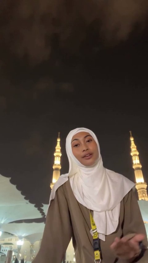 Video Novia Bachmid Asik Bernyanyi di Pelataran Masjid Nabawi Jadi Sorotan hingga Muncul Pro dan Kontra