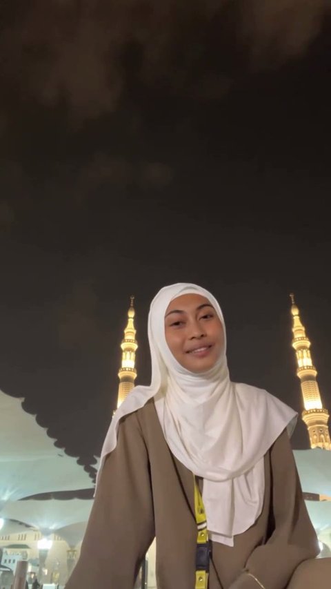 Video Novia Bachmid Asik Bernyanyi di Pelataran Masjid Nabawi Jadi Sorotan hingga Muncul Pro dan Kontra