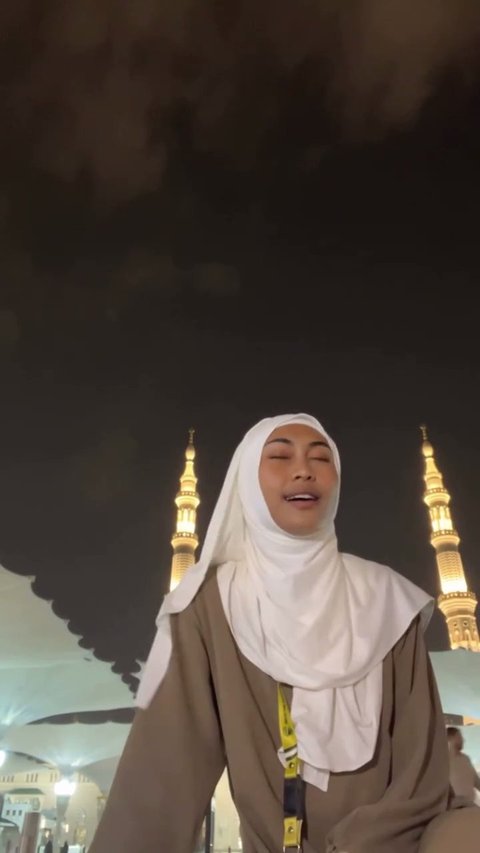 Video Novia Bachmid Asik Bernyanyi di Pelataran Masjid Nabawi Jadi Sorotan hingga Muncul Pro dan Kontra