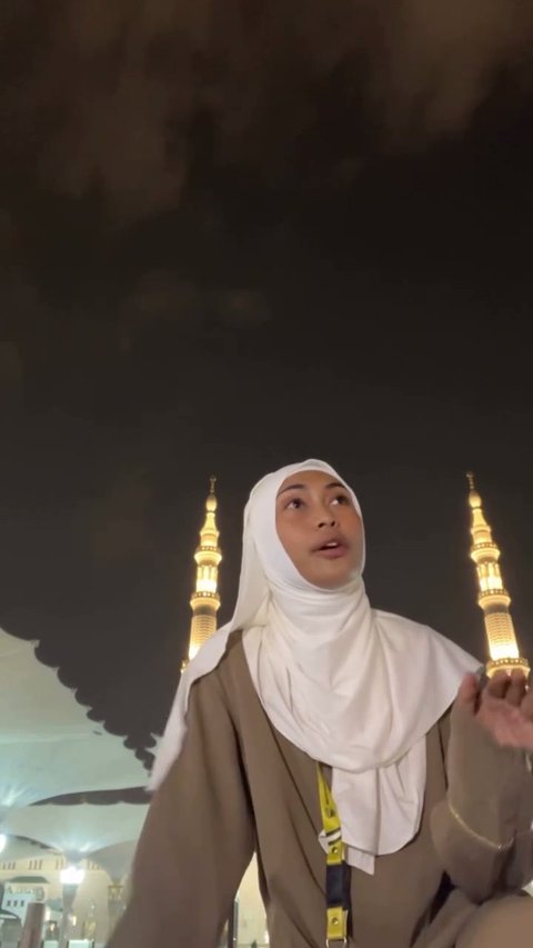 Video Novia Bachmid Asik Bernyanyi di Pelataran Masjid Nabawi Jadi Sorotan hingga Muncul Pro dan Kontra