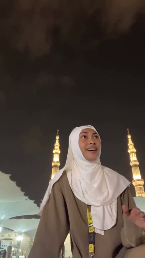 Video Novia Bachmid Asik Bernyanyi di Pelataran Masjid Nabawi Jadi Sorotan hingga Muncul Pro dan Kontra