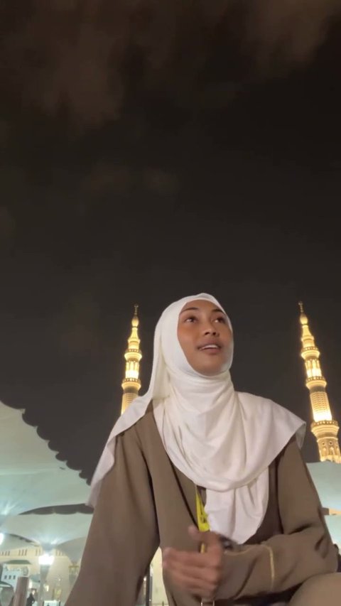 Video Novia Bachmid Asik Bernyanyi di Pelataran Masjid Nabawi Jadi Sorotan hingga Muncul Pro dan Kontra