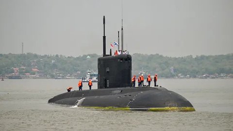 FOTO: Penampakan Kapal Selam Rusia Merapat ke Surabaya, Siap Ikut Latihan Tempur Bareng Kapal Perang RI