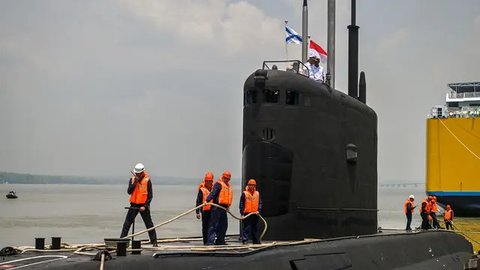 FOTO: Penampakan Kapal Selam Rusia Merapat ke Surabaya, Siap Ikut Latihan Tempur Bareng Kapal Perang RI