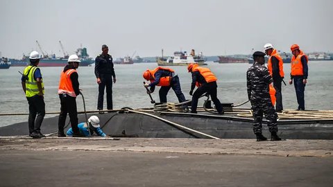 FOTO: Penampakan Kapal Selam Rusia Merapat ke Surabaya, Siap Ikut Latihan Tempur Bareng Kapal Perang RI