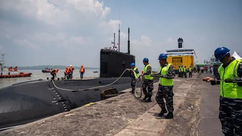 FOTO: Penampakan Kapal Selam Rusia Merapat ke Surabaya, Siap Ikut Latihan Tempur Bareng Kapal Perang RI