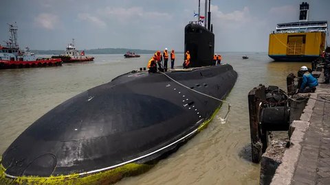 FOTO: Penampakan Kapal Selam Rusia Merapat ke Surabaya, Siap Ikut Latihan Tempur Bareng Kapal Perang RI