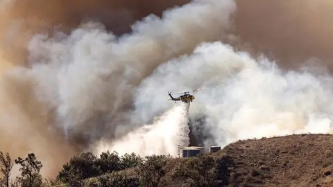 FOTO: Dahsyatnya Kebakaran Hutan di California, Puluhan Ribu Warga Dievakuasi