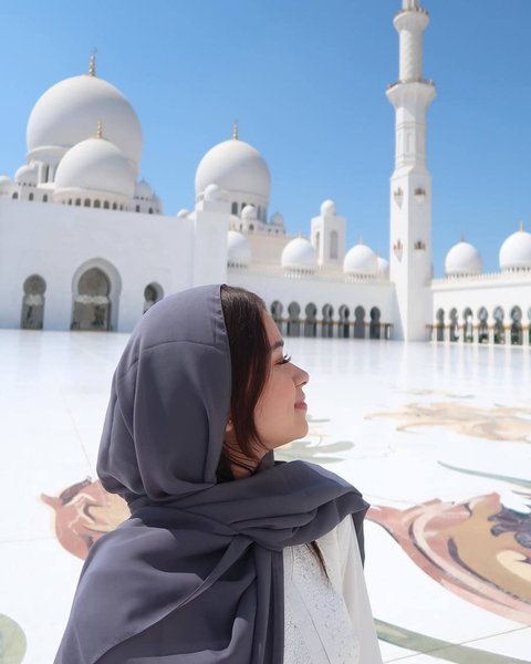 Potret Rebecca Klopper Liburan ke Abu Dhabi, Berkunjung ke Masjid Pakai Kerudung Cantiknya Bikin Hati Meleleh