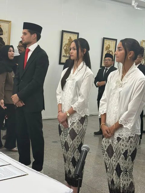 Potret 2 Pemain Timnas Indonesia Putri yang Disumpah Bersama Kevin Diks di Denmark, Tampil Cantik Mengenakan Kebaya