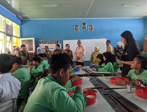 Uji Coba Makan Bergizi Gratis di SDN Bogor, Nilainya Rp15 Ribu Menunya Mewah