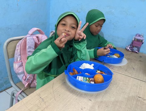 Uji Coba Makan Bergizi Gratis di SDN Bogor, Nilainya Rp15 Ribu Menunya Mewah