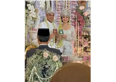 5 Potret Cantik dan Menawan Febby Rastanty saat Dinikahi Drajad Djumantara, Tampil Anggun Pakai Kebaya Putih dengan Siger Sunda