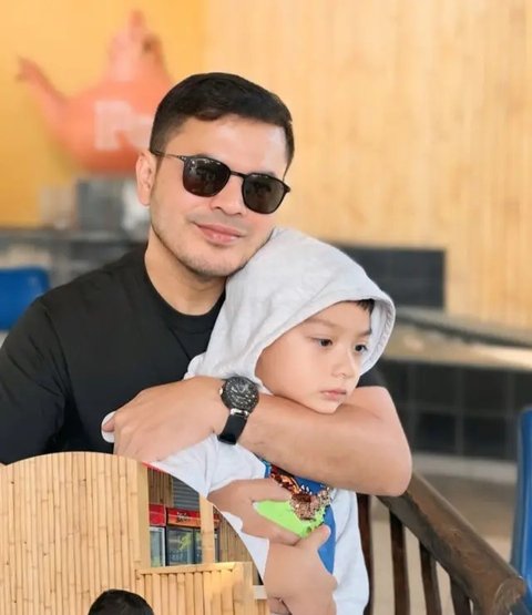 Momen Keakraban Haldy Sabri Momong Air Rumi Anak Irish Bella saat Ditinggal Bekerja