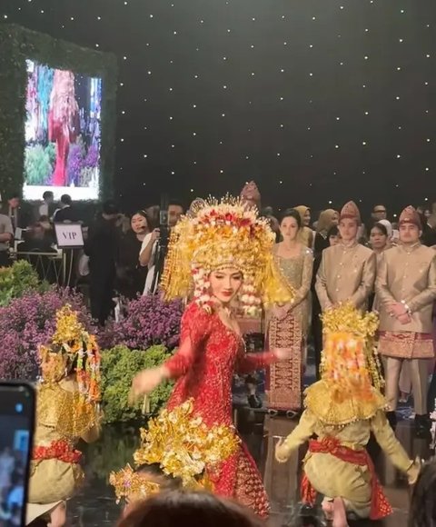 Cantik, Anggun dan Glamor, 6 Potret Febby Rastanty Pakai Baju Adat Palembang di Resepsi Pernikahannya