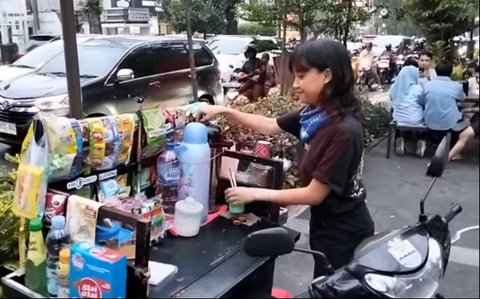 Tidak Ada Kata Malu, Wanita Cantik Jualan Kopi Starling Omzetnya Bikin Melongo