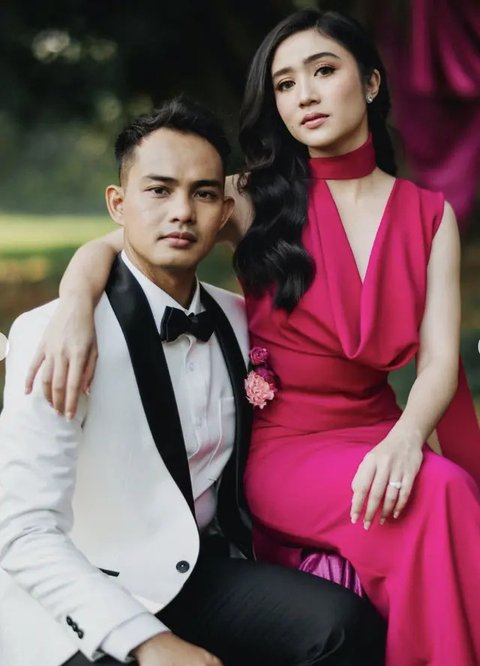 Inspirasi Foto Prewed Tema Outdoor Ala Febby Rastanty dan Drajad Djumantara